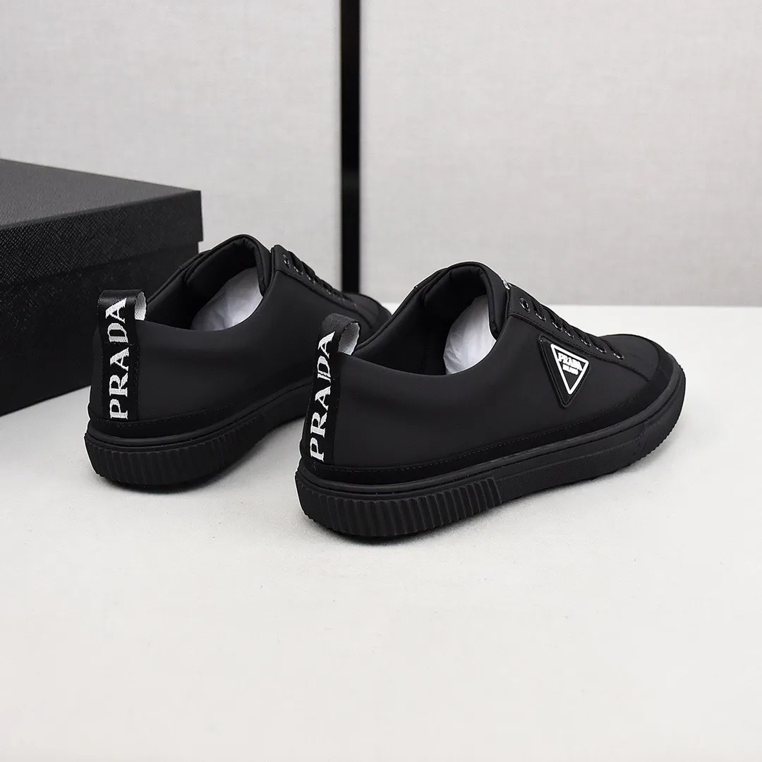 【PRADA】Men's shoes 💰400💰. Detonate the whole place! An international brand that is constantly innovating. This men's casual shoe is the original version. It is made of cowhide leather at a ratio of one to one at the store. It has leather feet and rubber non-slip outsole. It is breathable and comfortable. Quality speaks for itself. 👄38-44